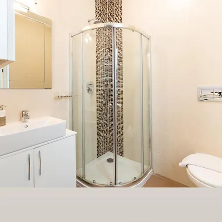 Spacious Modern Three Bedroom C Court Apartment *