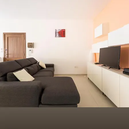 Spacious Modern Three Bedroom C Court Apartment