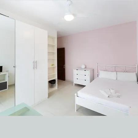 Spacious Modern Three Bedroom C Court